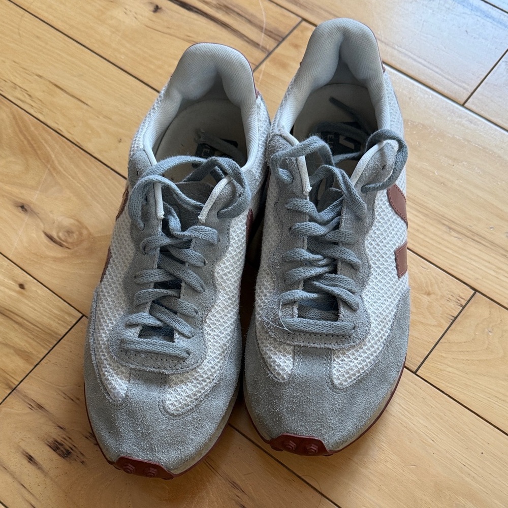 Veja Rio Branco Gray and Mauve Sneakers